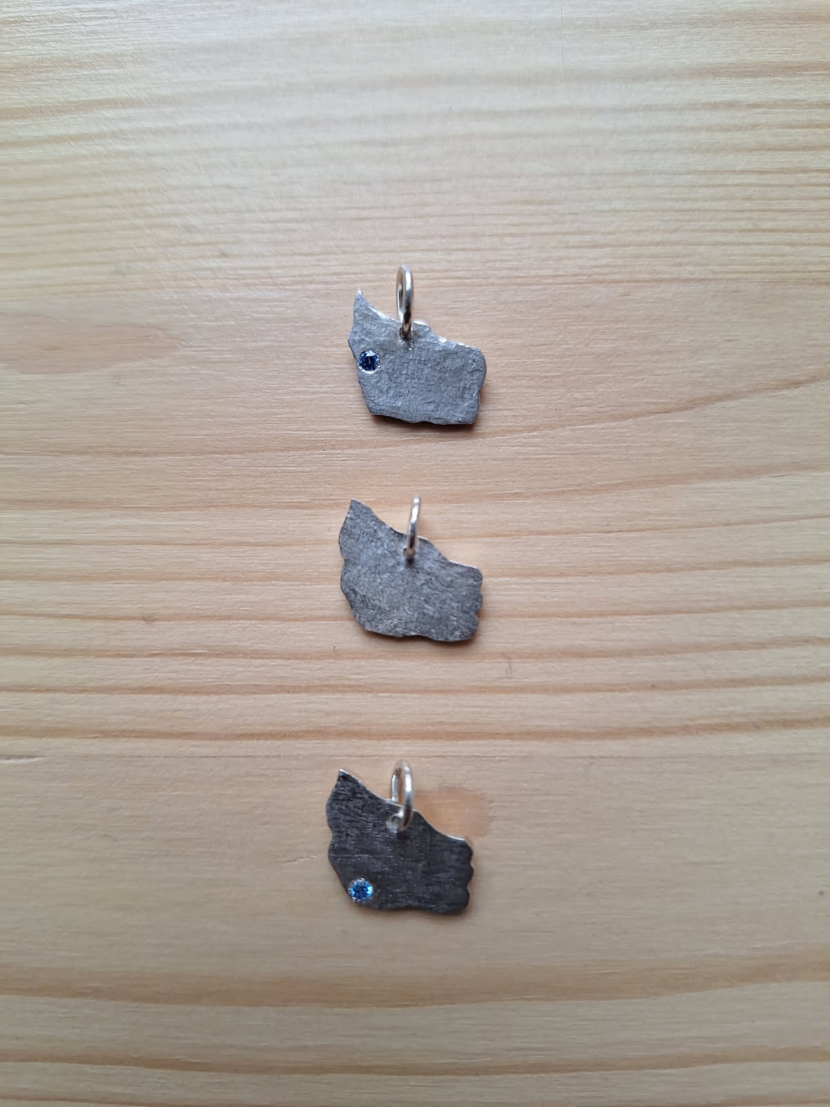 Håndskåret Bornholm i sølv med zirkonia  eller uden. Men der kan også vælges ædelsten eller guld.